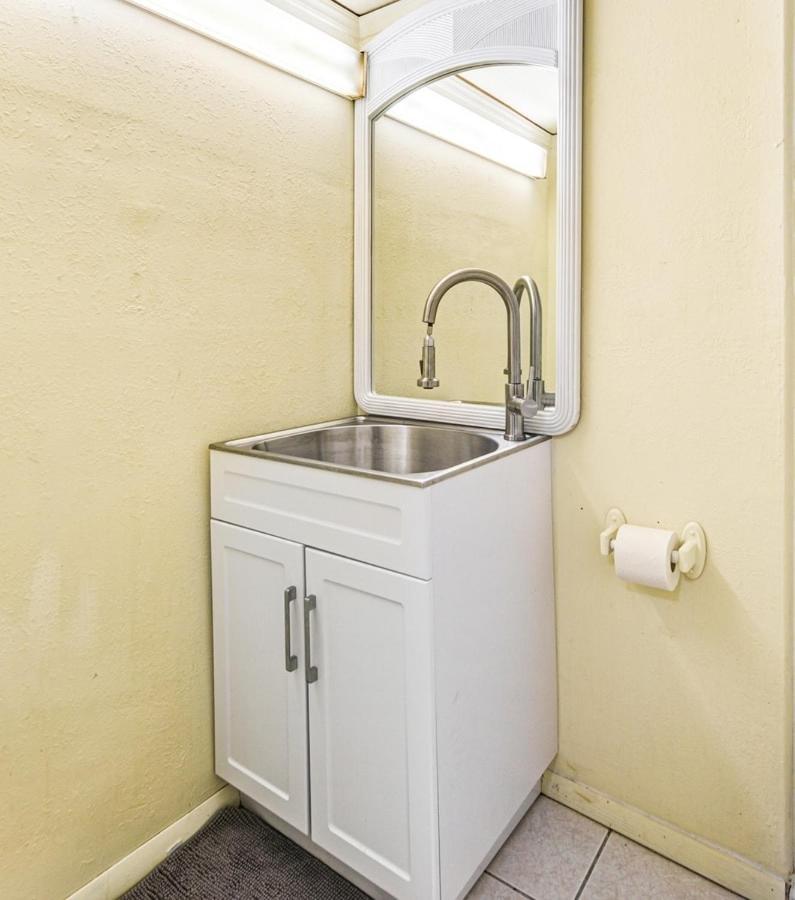 Private Hallandale Beach Studio Wbath Walking Distance To The Beach Pool Free Parking Eksteriør bilde
