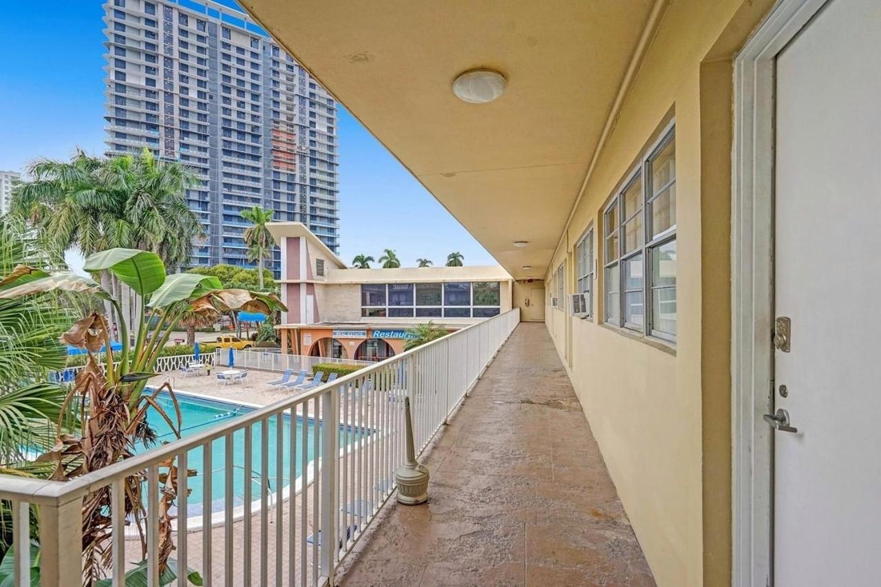 Private Hallandale Beach Studio Wbath Walking Distance To The Beach Pool Free Parking Eksteriør bilde